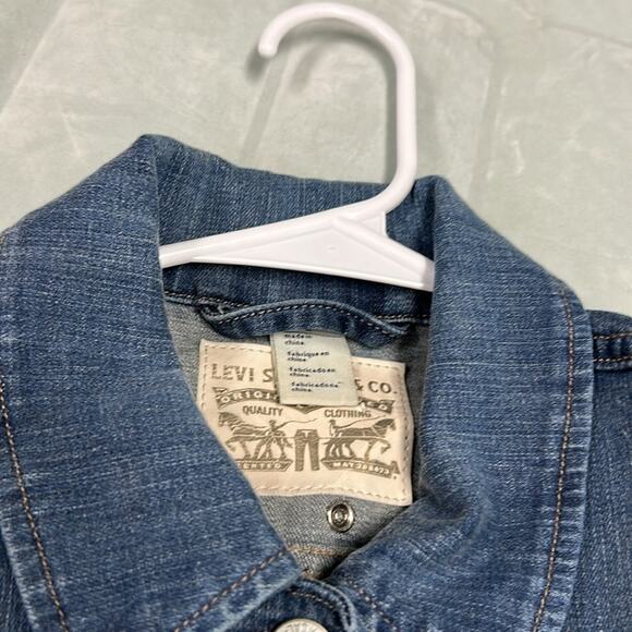 Levis Jacket Women’s Medium Blue Denim Red Studded Cropped Jean Medium Wash - Picture 6 of 7